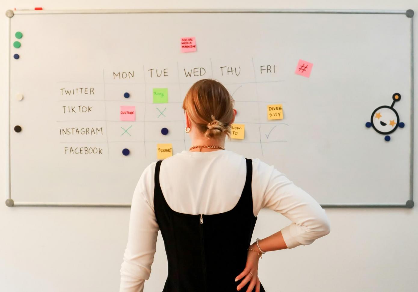 image d'une femme qui regarde un white board Photo by Walls.io on Unsplash